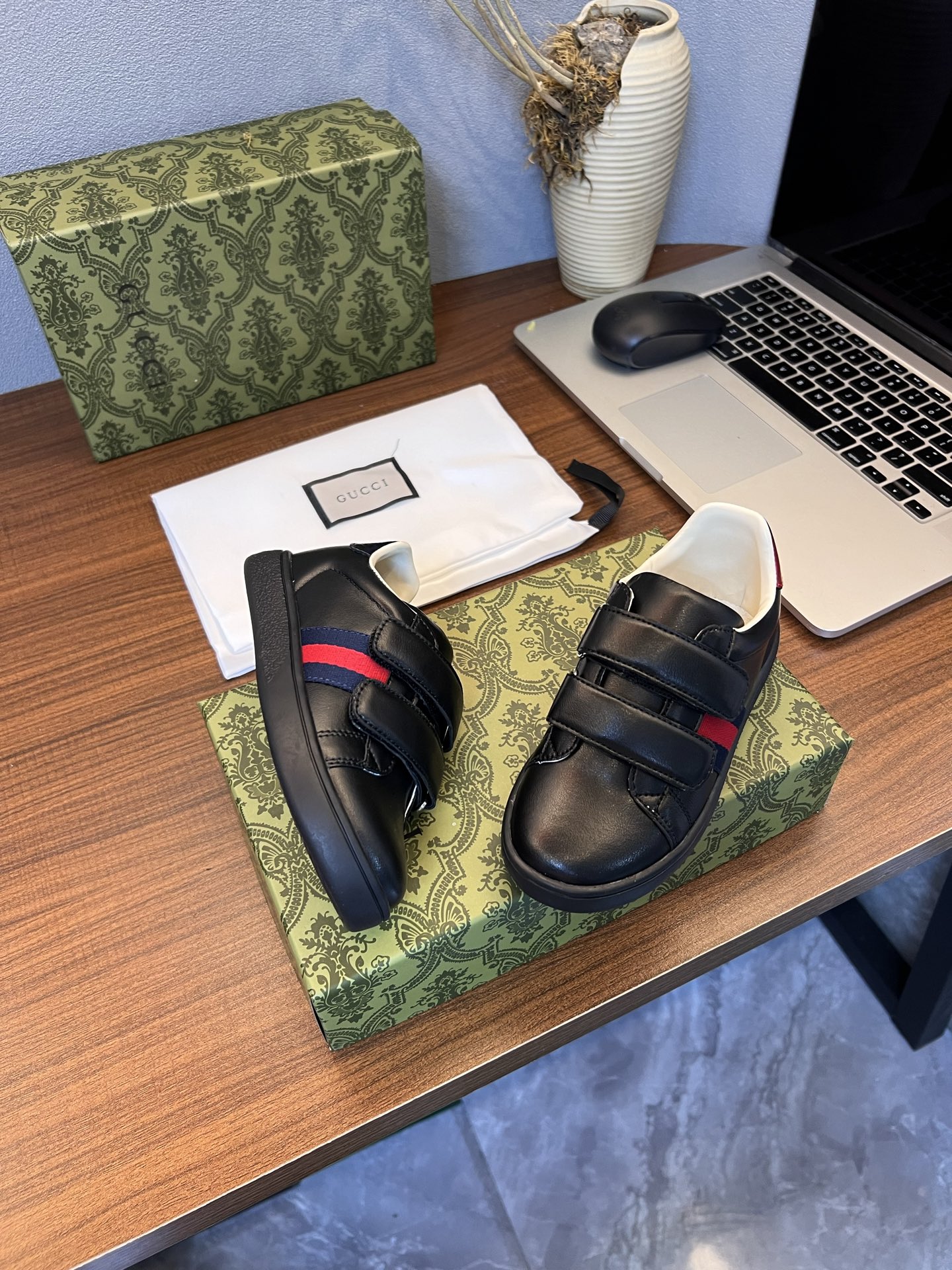 Children's shoes child
